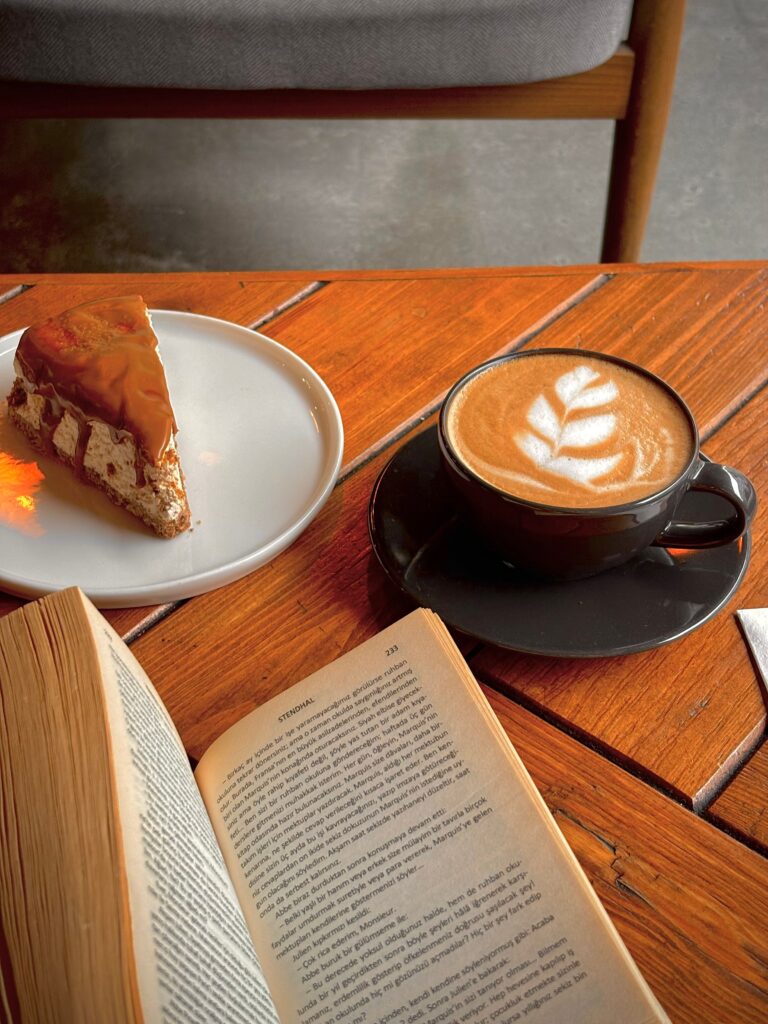 Gedeckter Kaffeetisch für ein Beerdigungscafé
